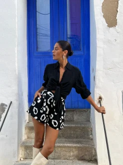 Chica Bella Shorts In Oversized Mono Leopard