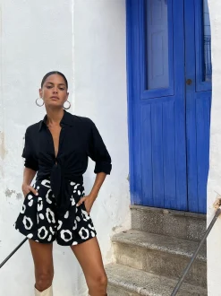 Chica Bella Shorts In Oversized Mono Leopard