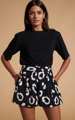 Chica Bella Shorts In Oversized Mono Leopard