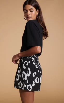 Chica Bella Shorts In Oversized Mono Leopard