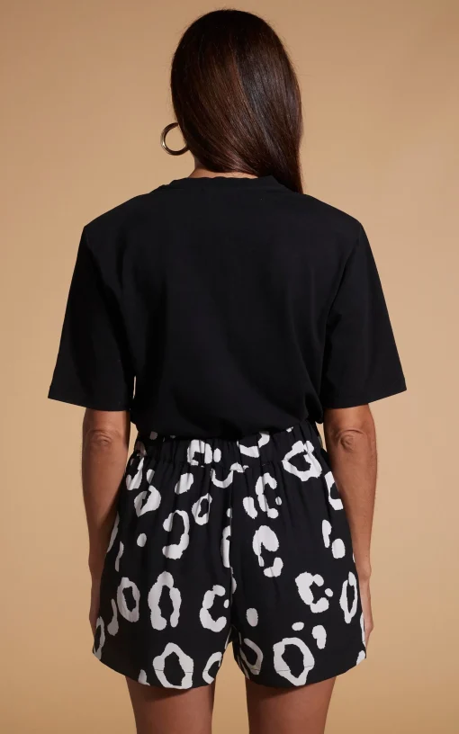 Chica Bella Shorts In Oversized Mono Leopard